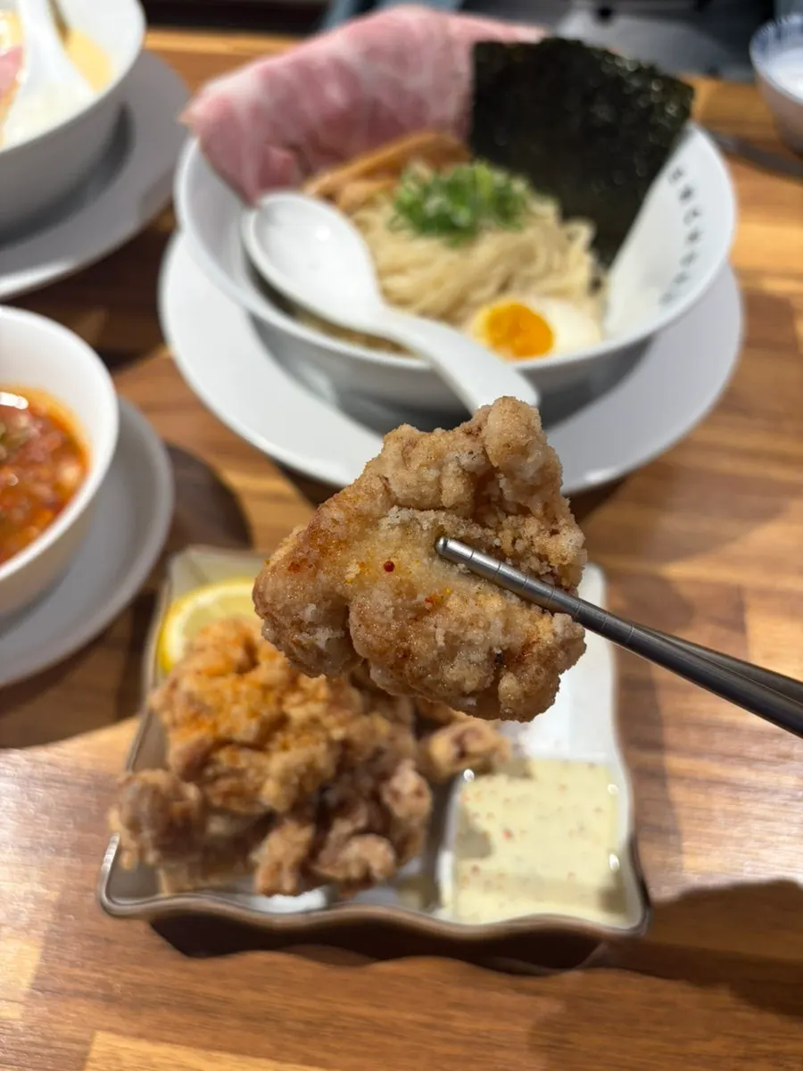 소스를 곁들인 큼직한 가라야게