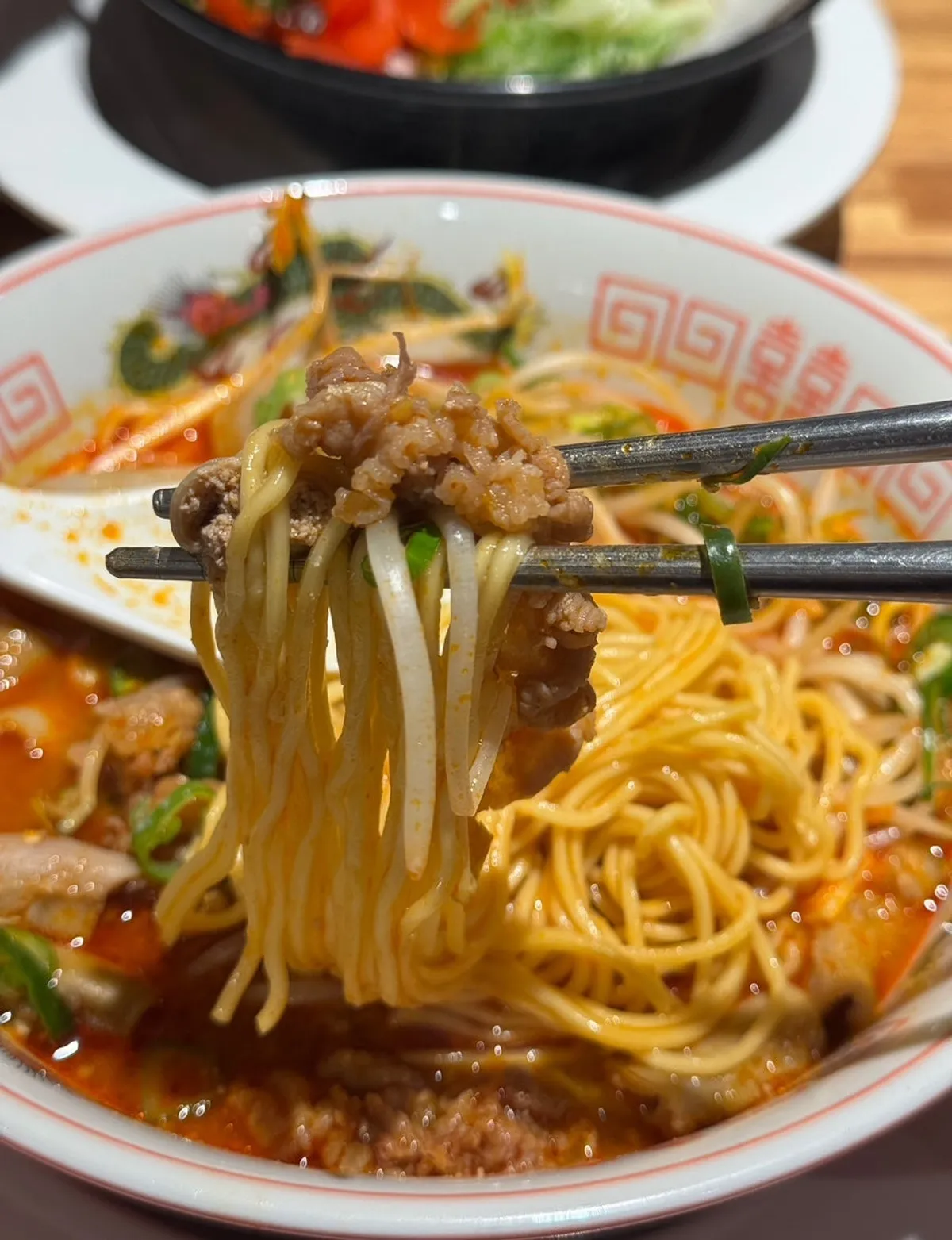 Caldo del motsu ramen con el sazón ajustado tras añadir más caldo