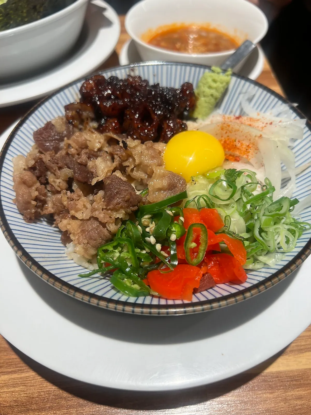 불맛 나게 볶은 대창을 올린 호르몬동