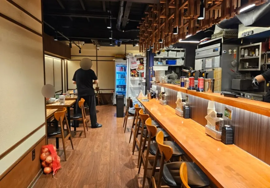 Tempat duduk memanjang menegak di dalam Mentsuru Euljiro Branch