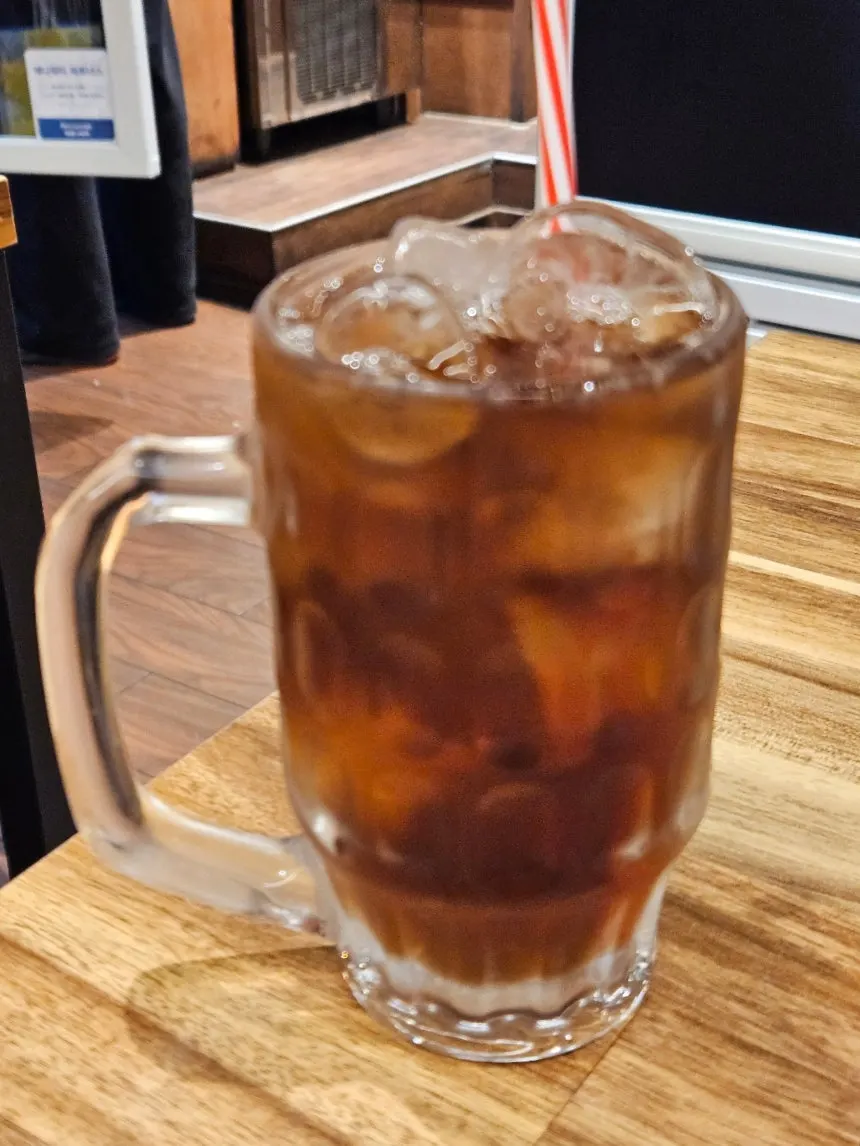 Dalam peti sejuk kelihatan sirap yuja untuk buat yuja-ade