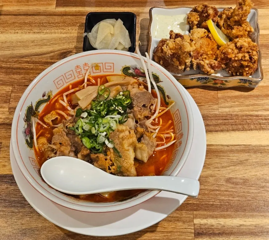Karaage yang sampai dulu diikuti motsu ramen di atas meja