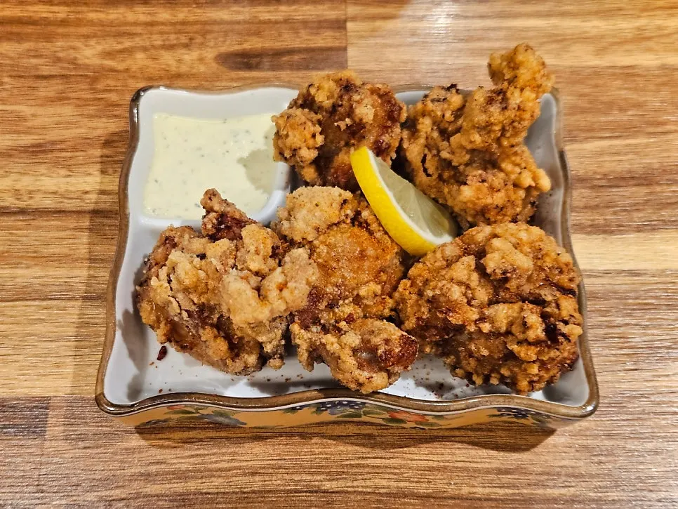 Lima keping karaage buatan sendiri bersama sos