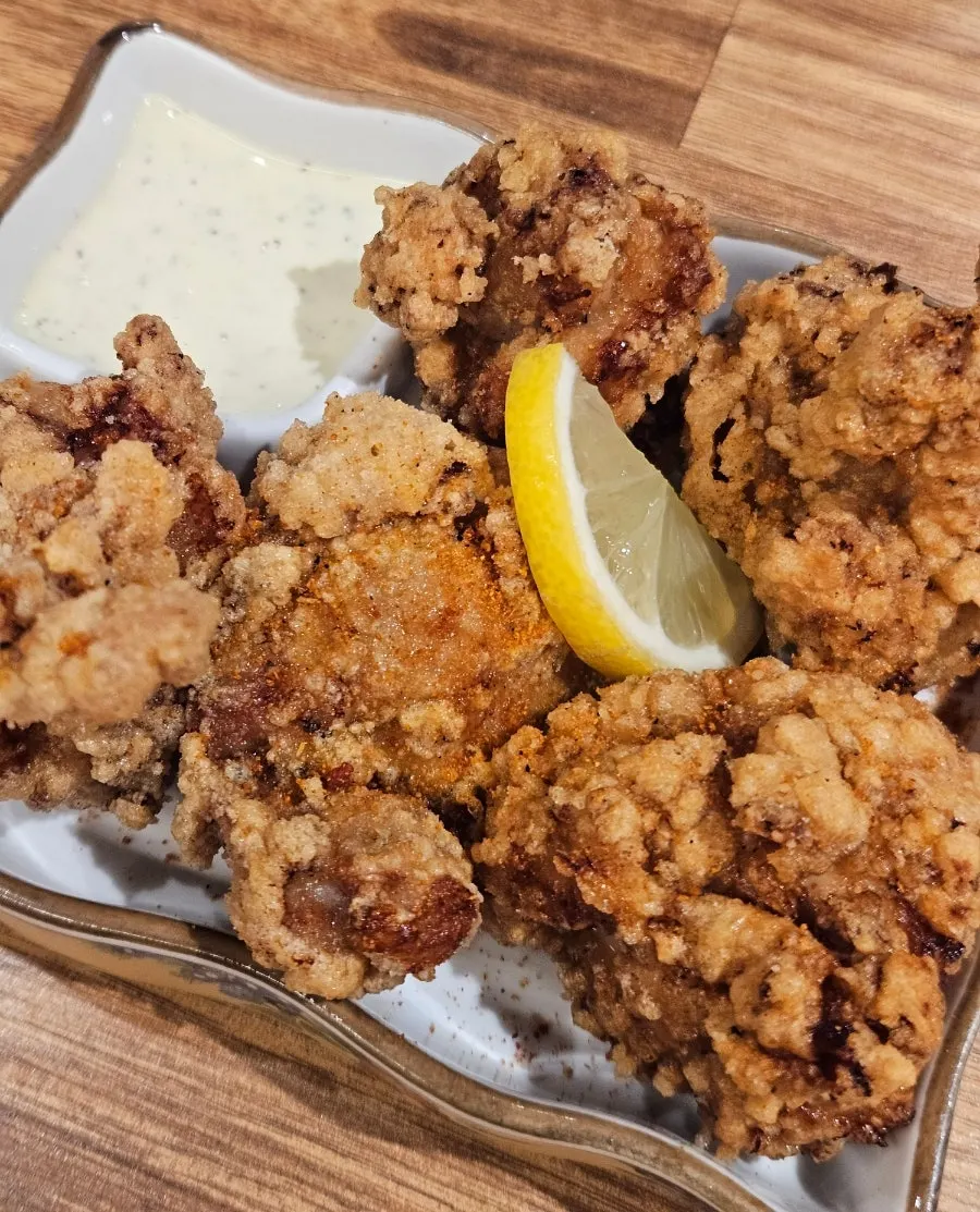 Gambar dekat karaage buatan sendiri daripada peha ayam Mentsuru