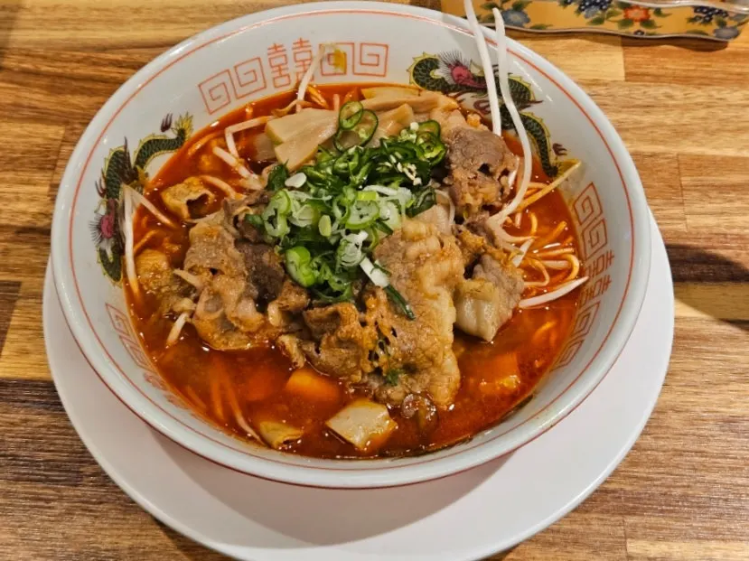 Motsu ramen dengan isi perut lembu dan woosamgyeop di atasnya