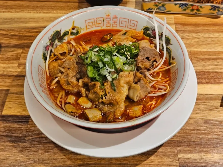 Kuah motsu ramen penuh dengan isi perut lembu