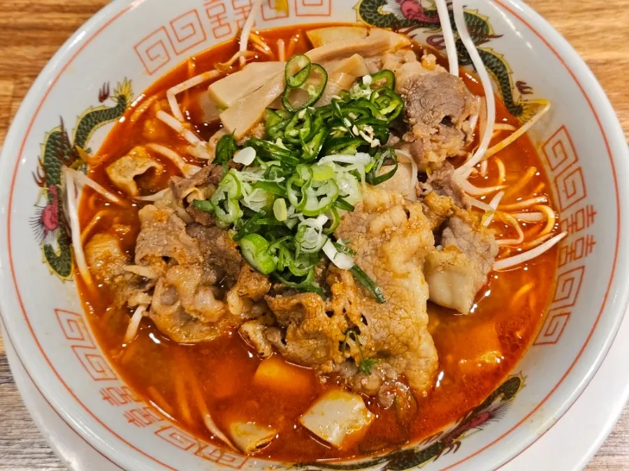Semangkuk motsu ramen (ramen jeroan lembu) Mentsuru