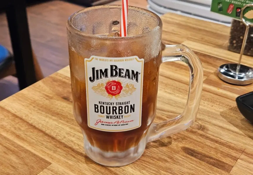 Teh ais pic dihidangkan dalam gelas highball