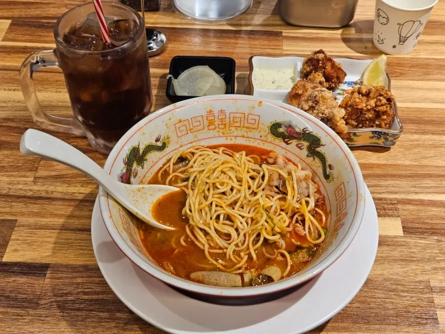 Susunan meja makan solo dengan motsu ramen, karaage dan minuman