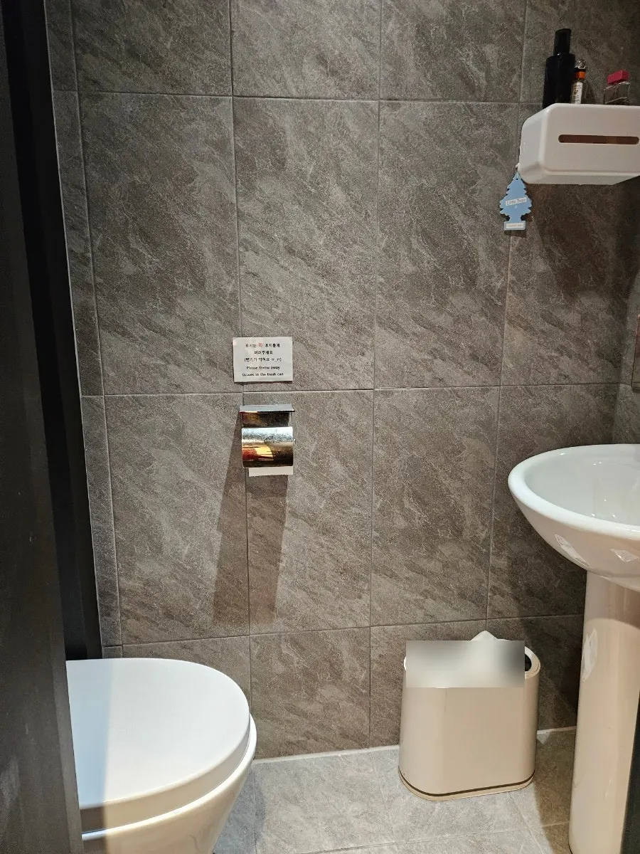 Tandas unisex satu bilik di Mentsuru Euljiro Branch