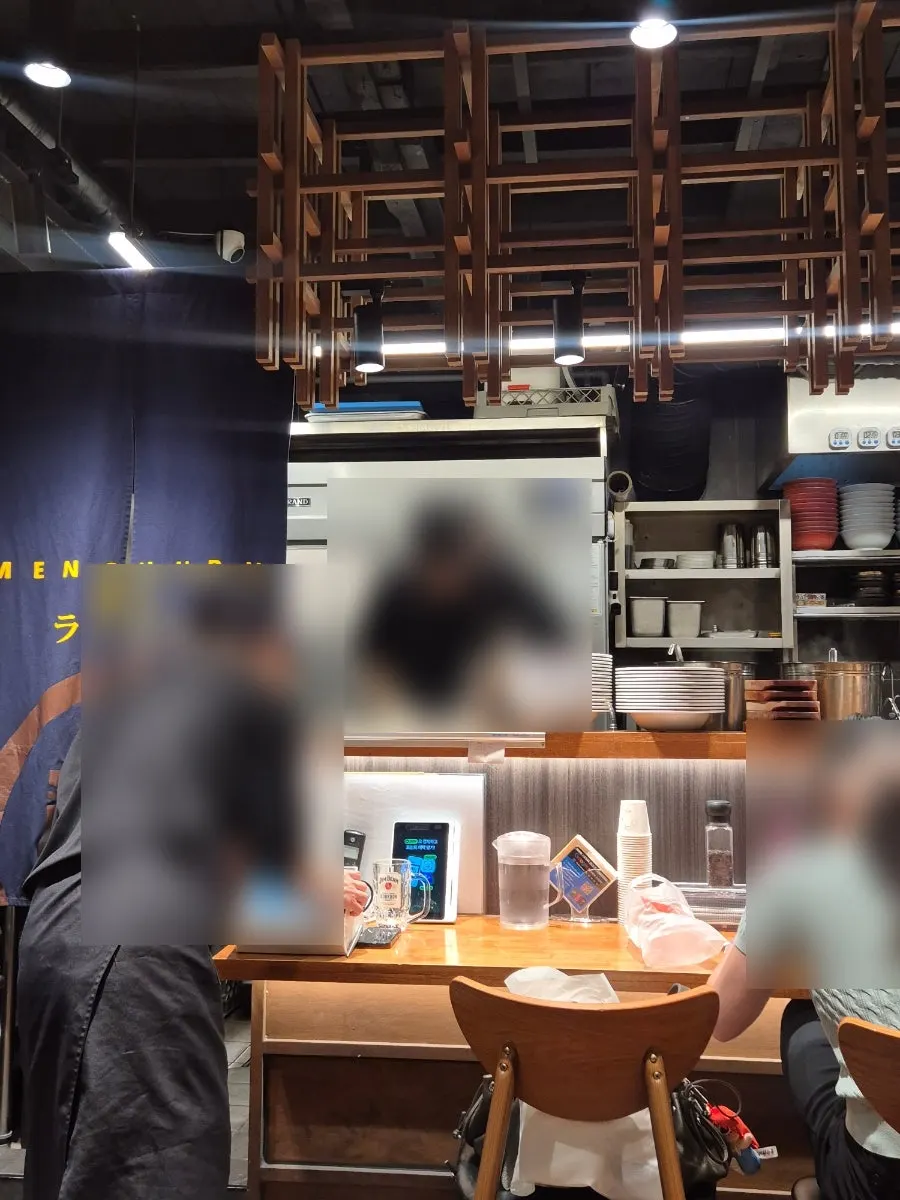 우드톤 인테리어의 아담한 매장 내부