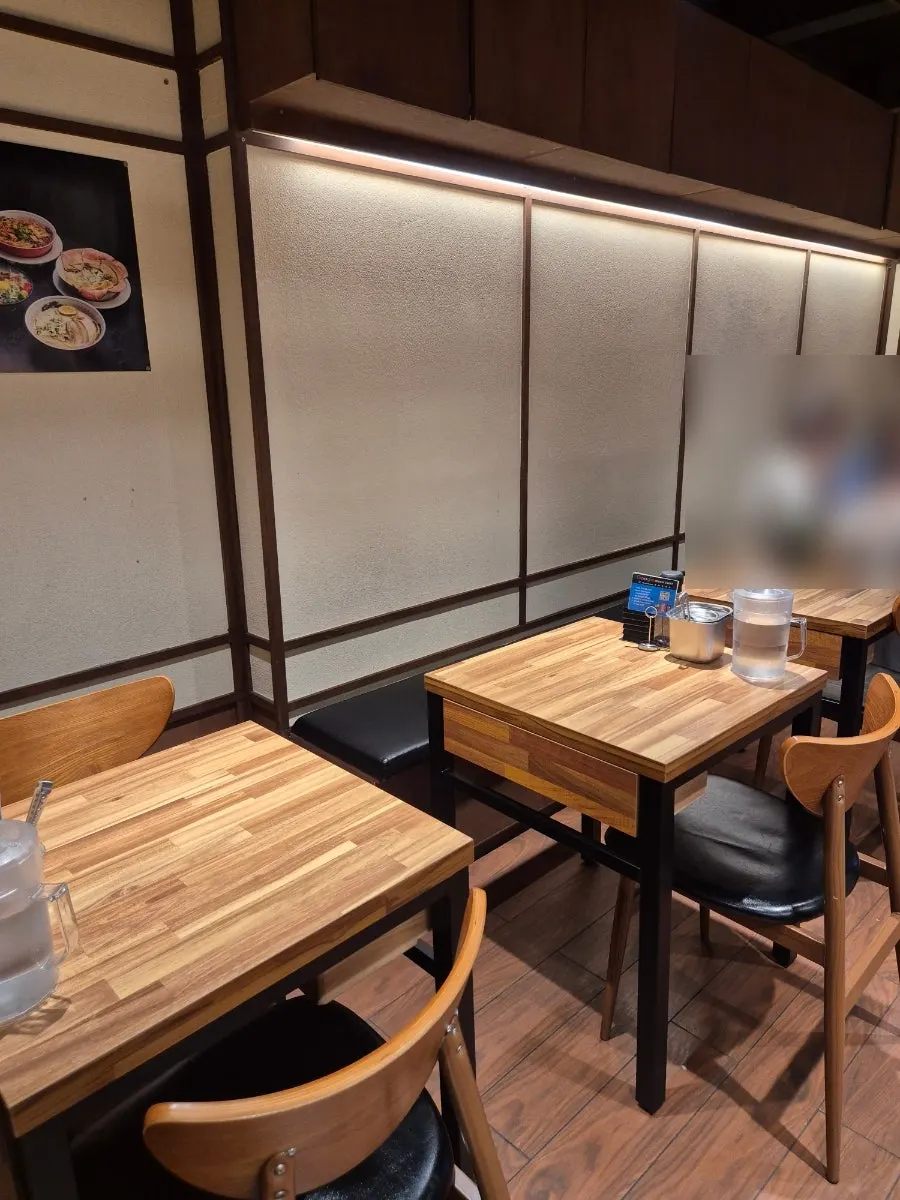 오픈 키친을 둘러싼 다찌석 좌석