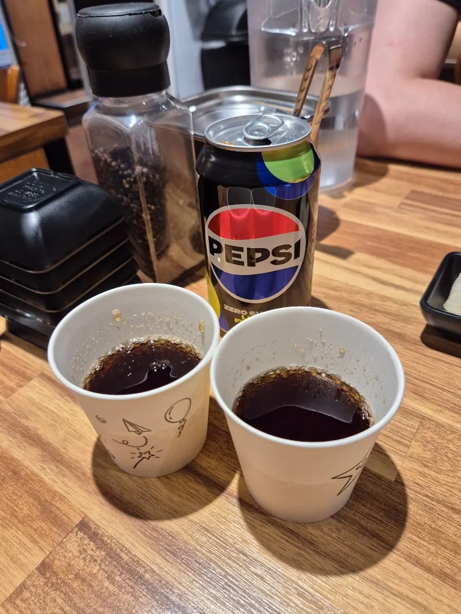 얼음컵과 함께 나온 펩시제로 콜라