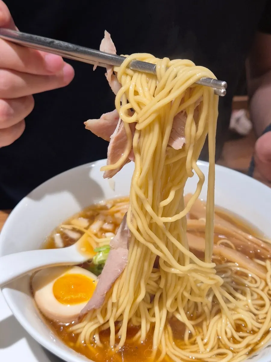 소유라멘 국물과 차슈 토핑 근접
