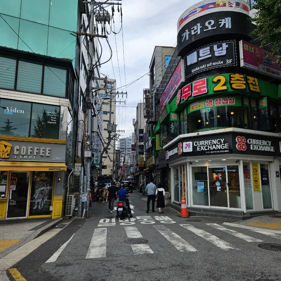 Street view of the alley leading to Mentsuru