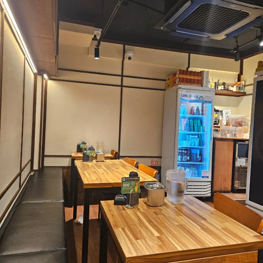 Interior of Mentsuru Euljiro Branch with two-person tables