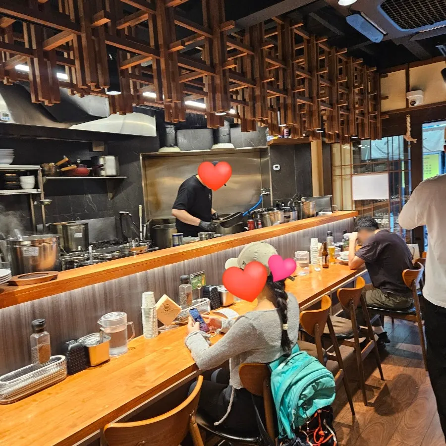 Seating that works well for solo ramen dining