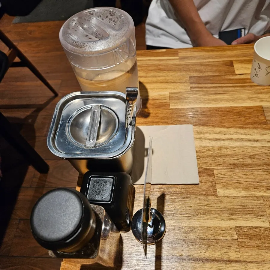Table setting at Mentsuru Euljiro Branch