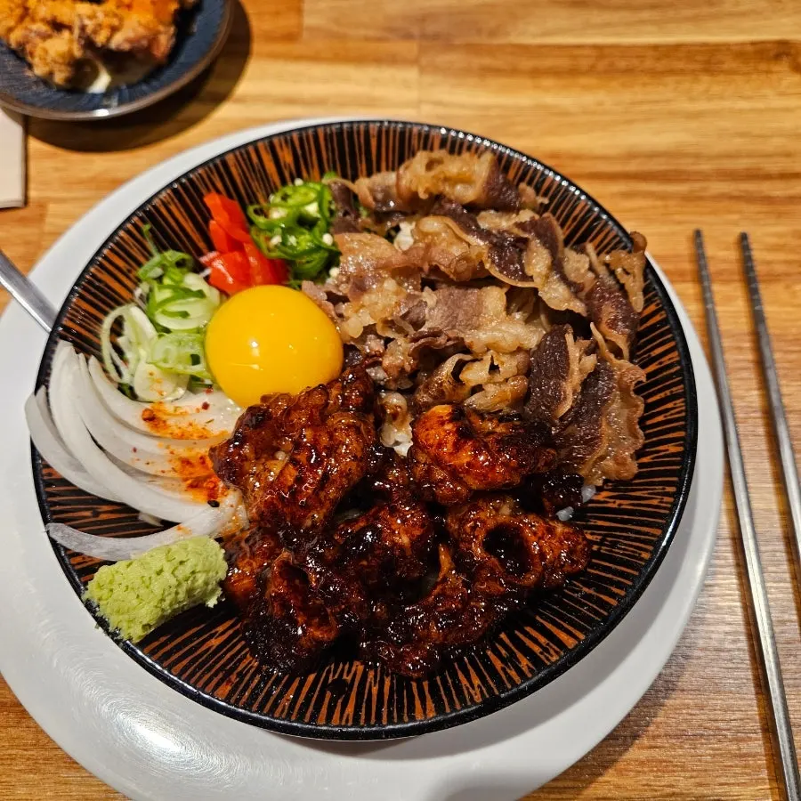 Hormone-dong topped with beef intestine and short plate