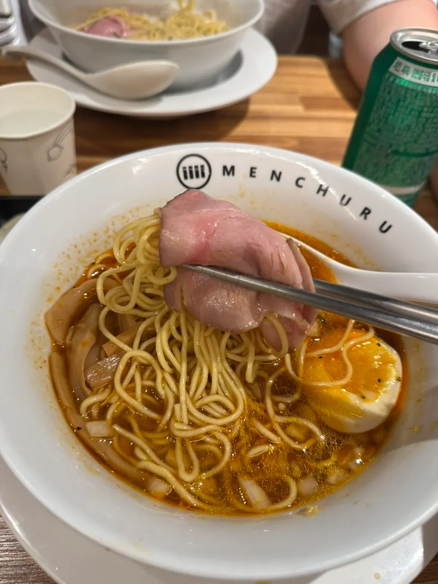 매운쇼유라멘 면을 들어 올린 모습