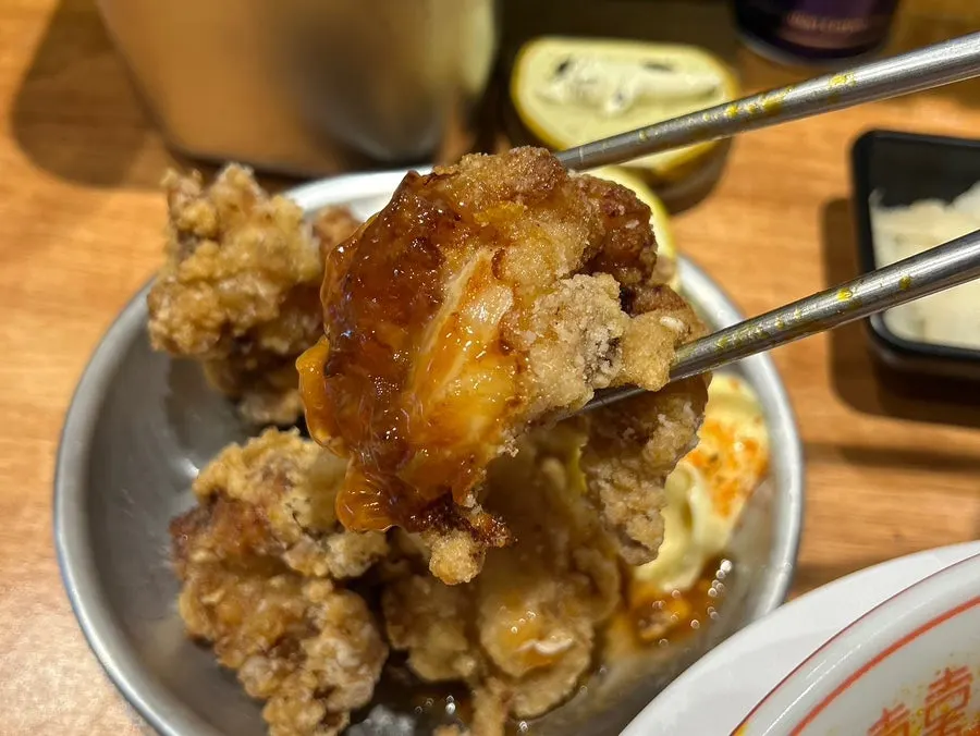 칠리소스와 마요네즈를 뿌린 가라아게