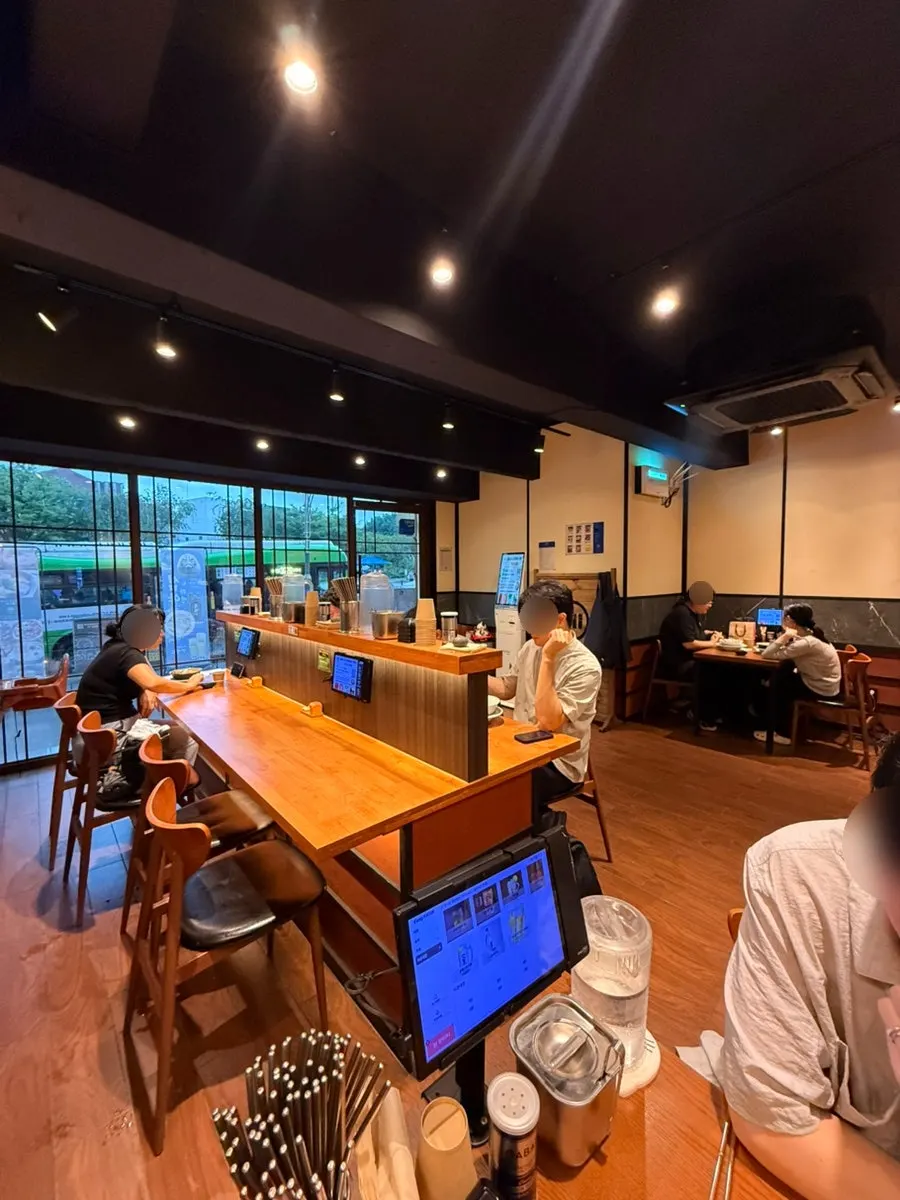 Seating layout showing solo seats and bar seats