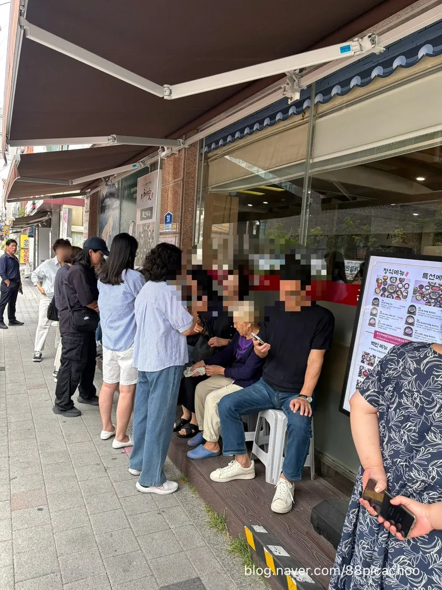Waiting after a weekend lunch reservation