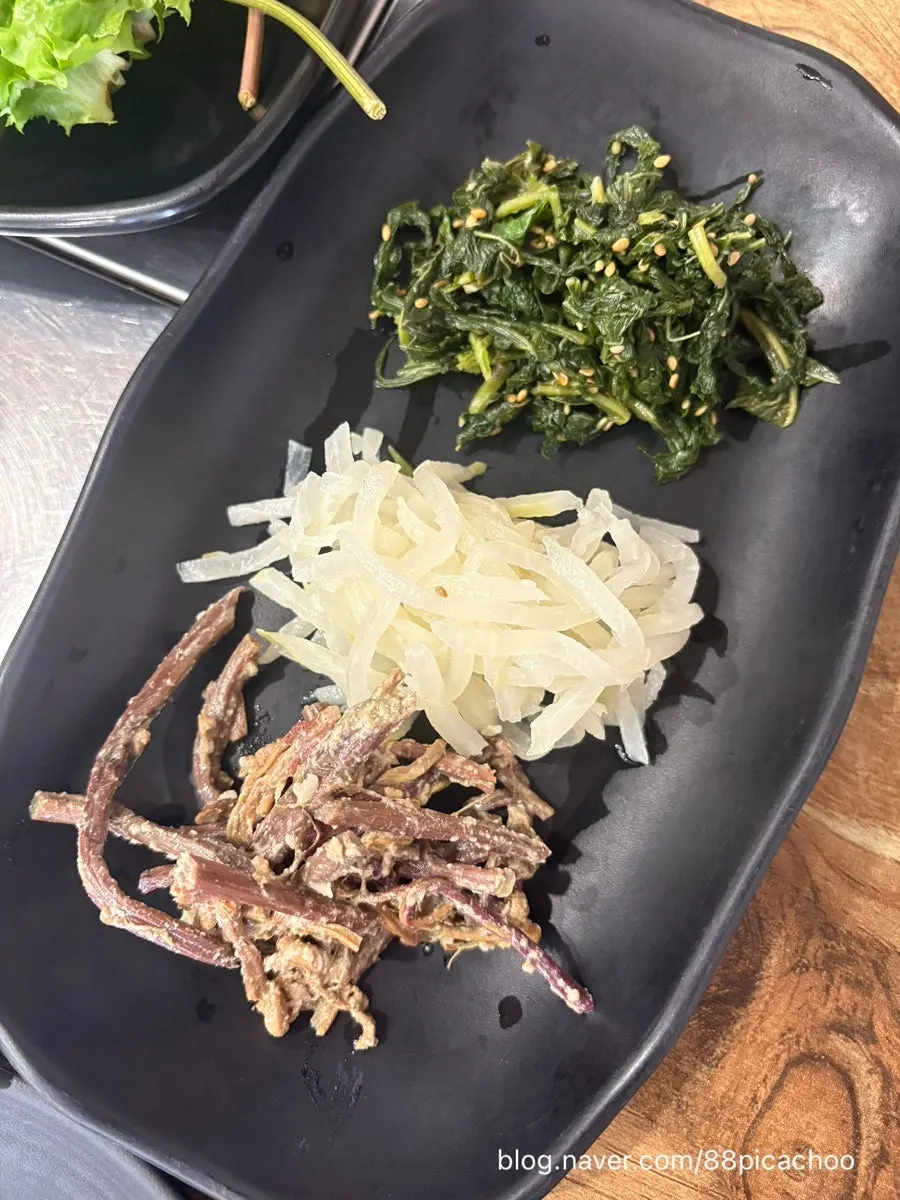Parboiled squid and seasoned greens the child enjoyed