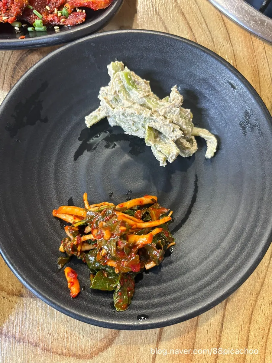 Parboiled squid and seasoned greens the child enjoyed