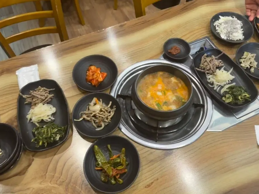 The gondeure set menu already laid out on the table