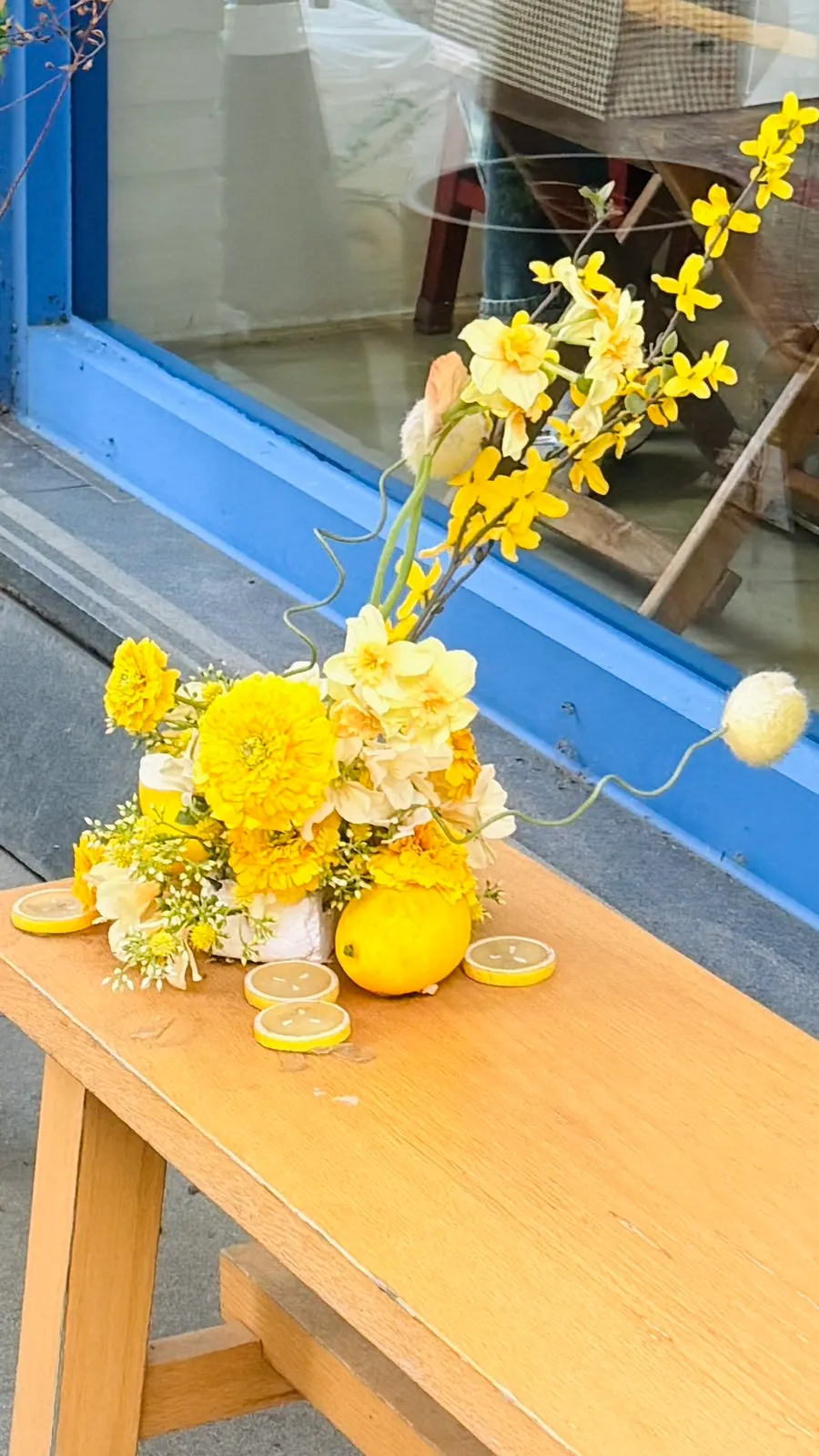 Blue board at Meolmeol Pangyo with a European alleyway mood