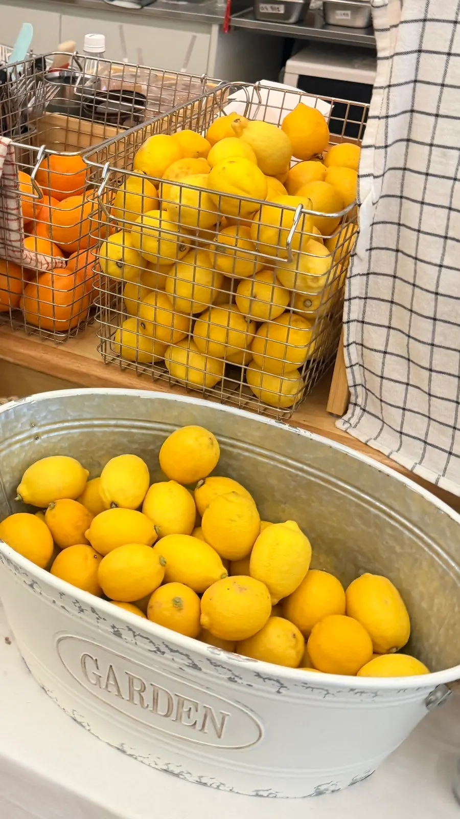 Meolmeol Pangyo self-serve bar piled with lemons