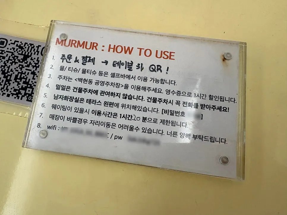 생화가 올려진 테이블과 은은한 조명