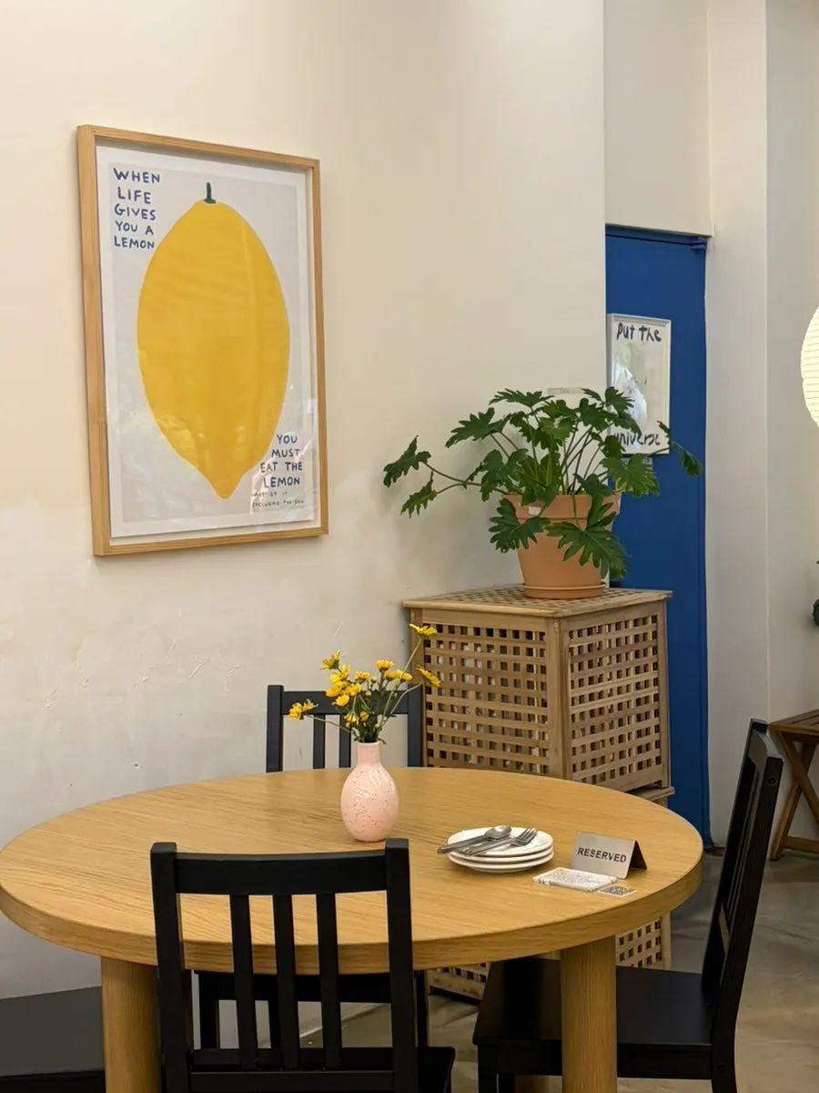 Meolmeol Pangyo interior decorated with flowers and artwork