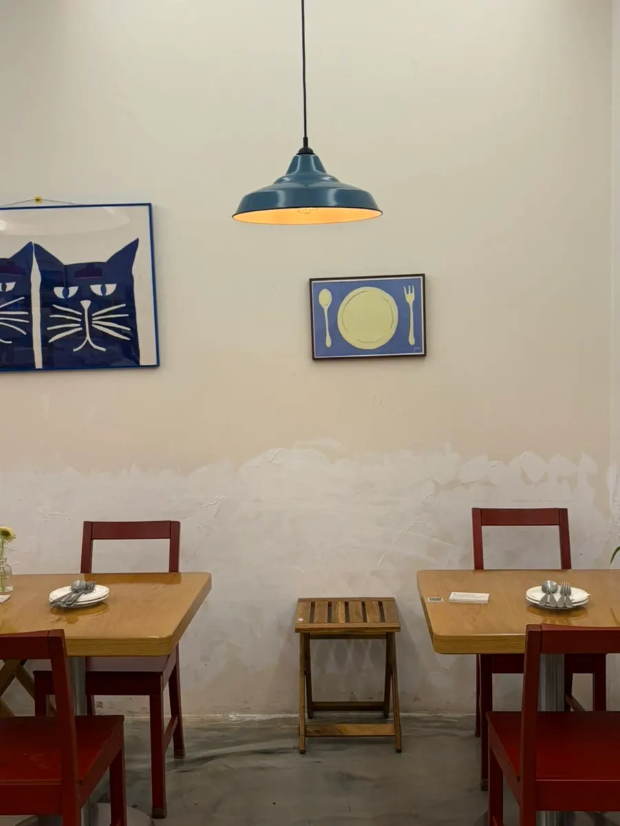Slightly mismatched chairs at Meolmeol Pangyo