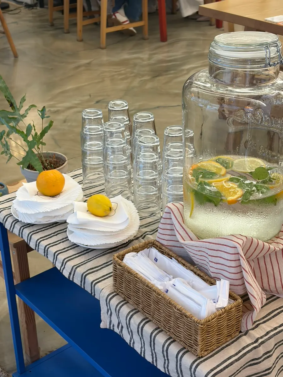 A charming table setup with small props at Meolmeol Pangyo