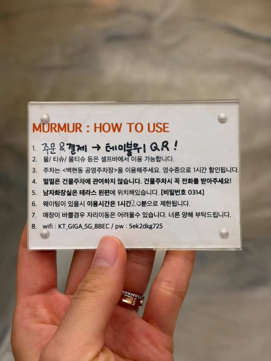 Round table with fresh flowers at Meolmeol Pangyo