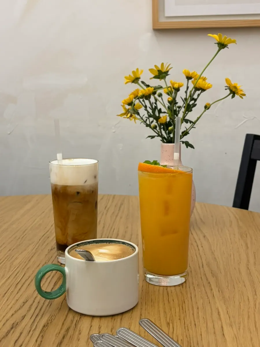 Meolmeol Pangyo milk foam latte, vanilla latte, and orange juice