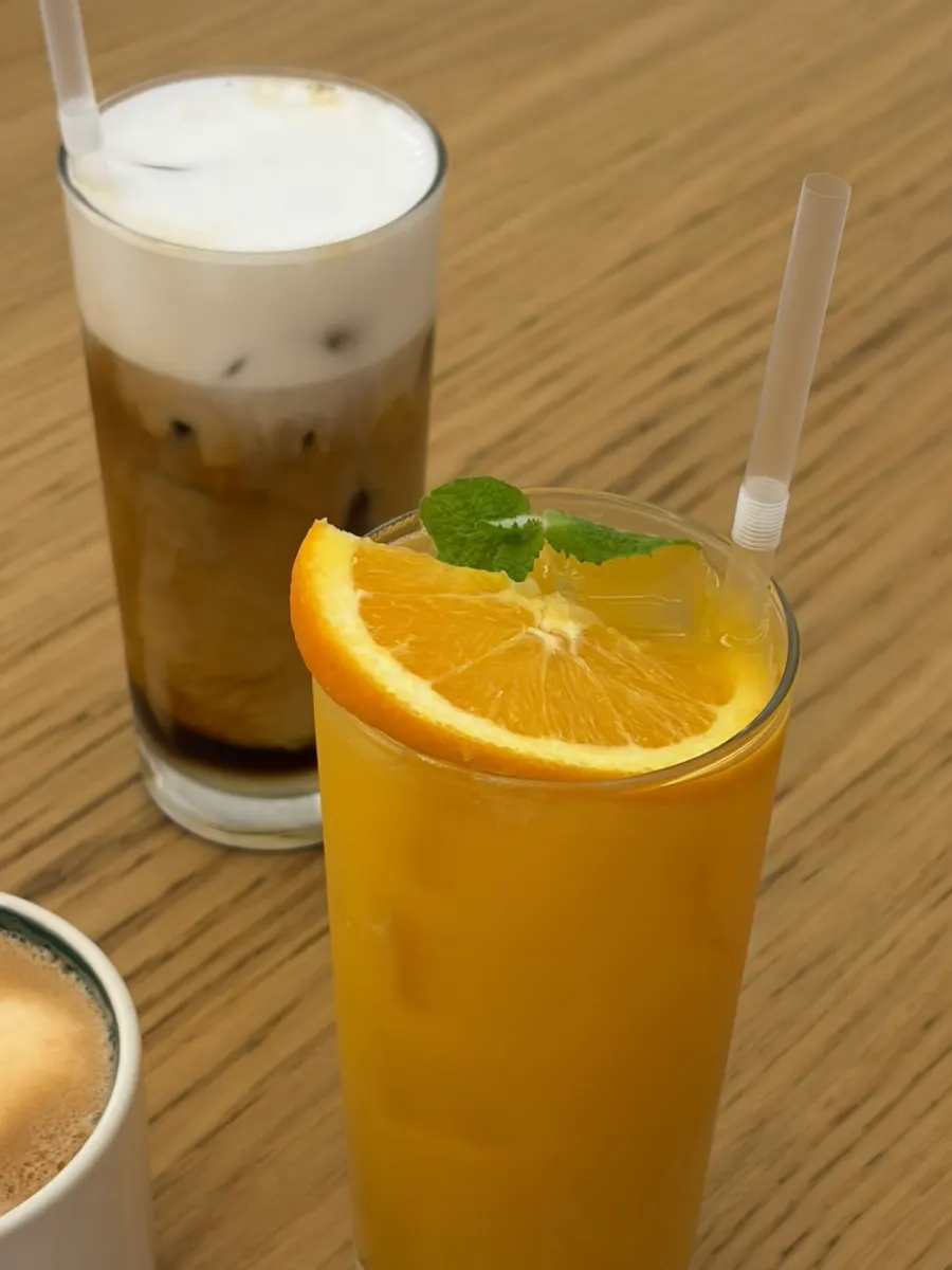 100% fresh-squeezed orange juice topped with a slice of orange