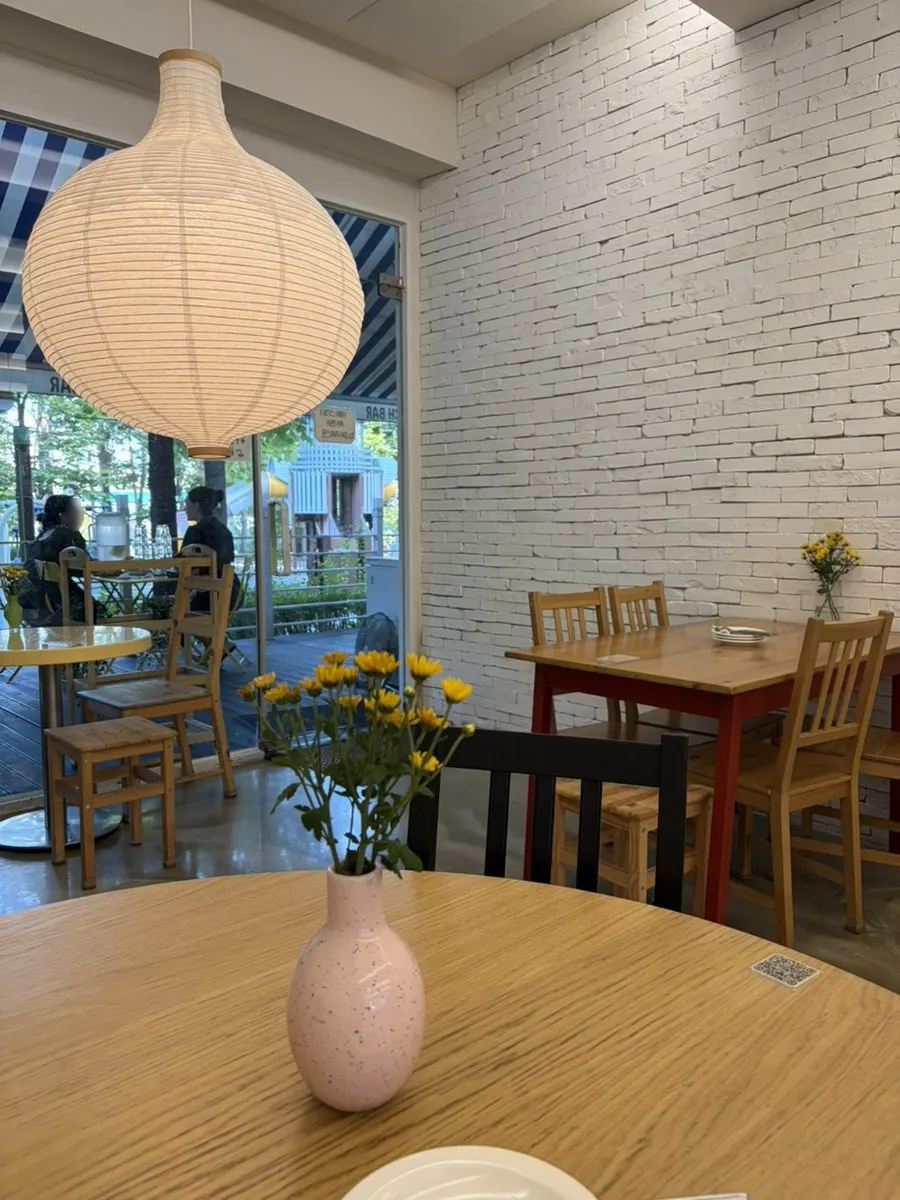 Meolmeol Pangyo dining hall with generous table spacing