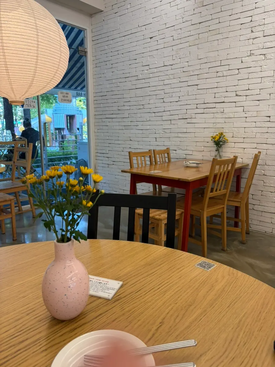 Meolmeol Pangyo terrace seating with a playground view