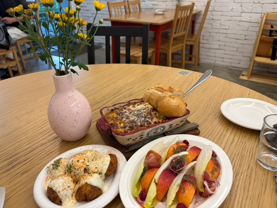 Seating area at Meolmeol Pangyo good for quiet conversation