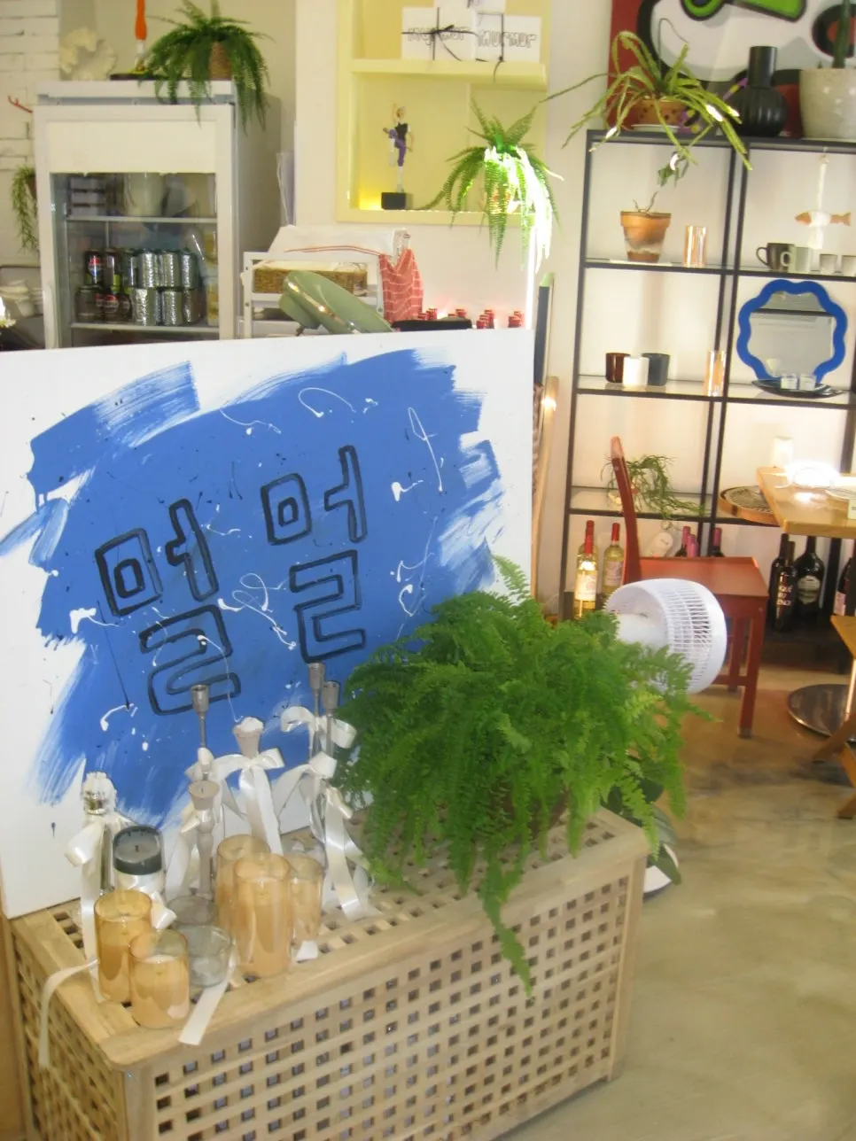 Different tables and chairs at each seat