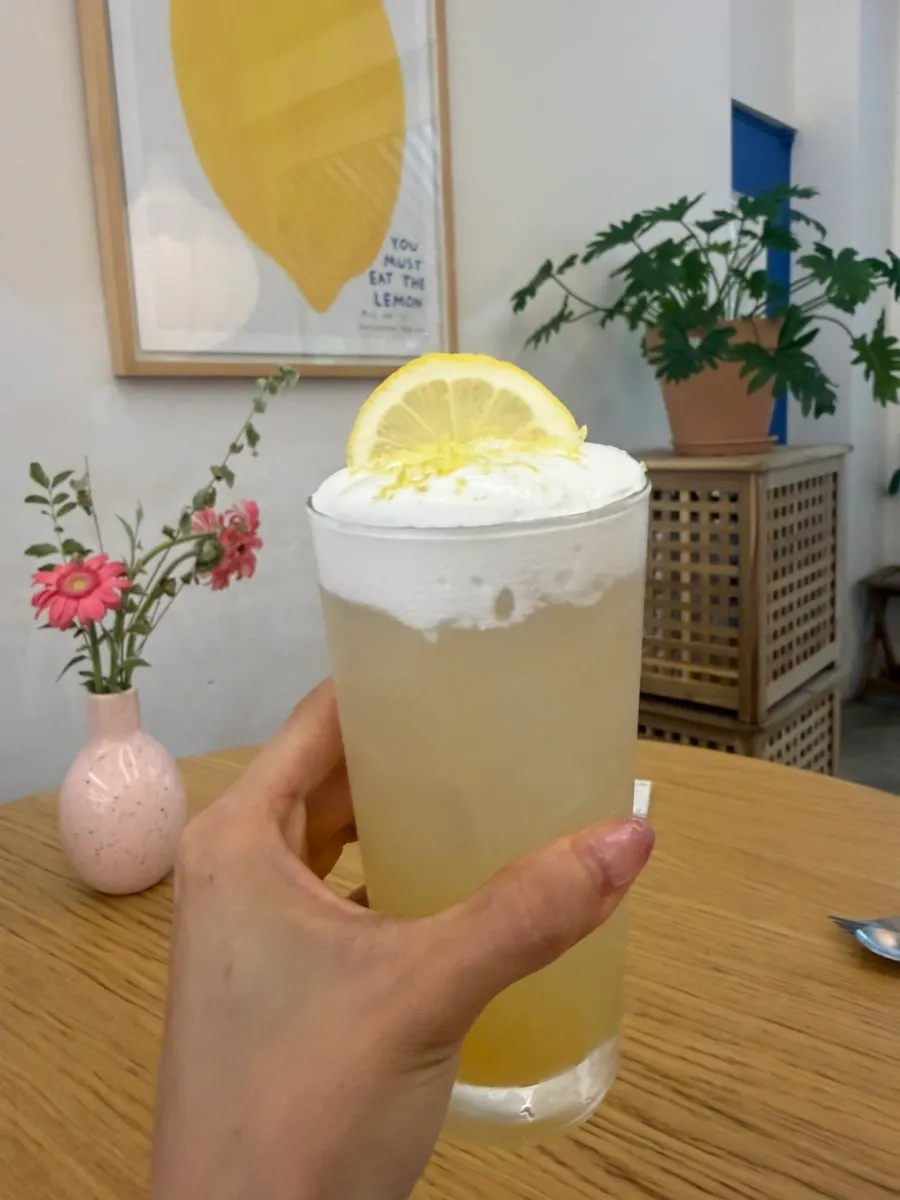 크림이 올라간 멀멀 판교 레몬크림티