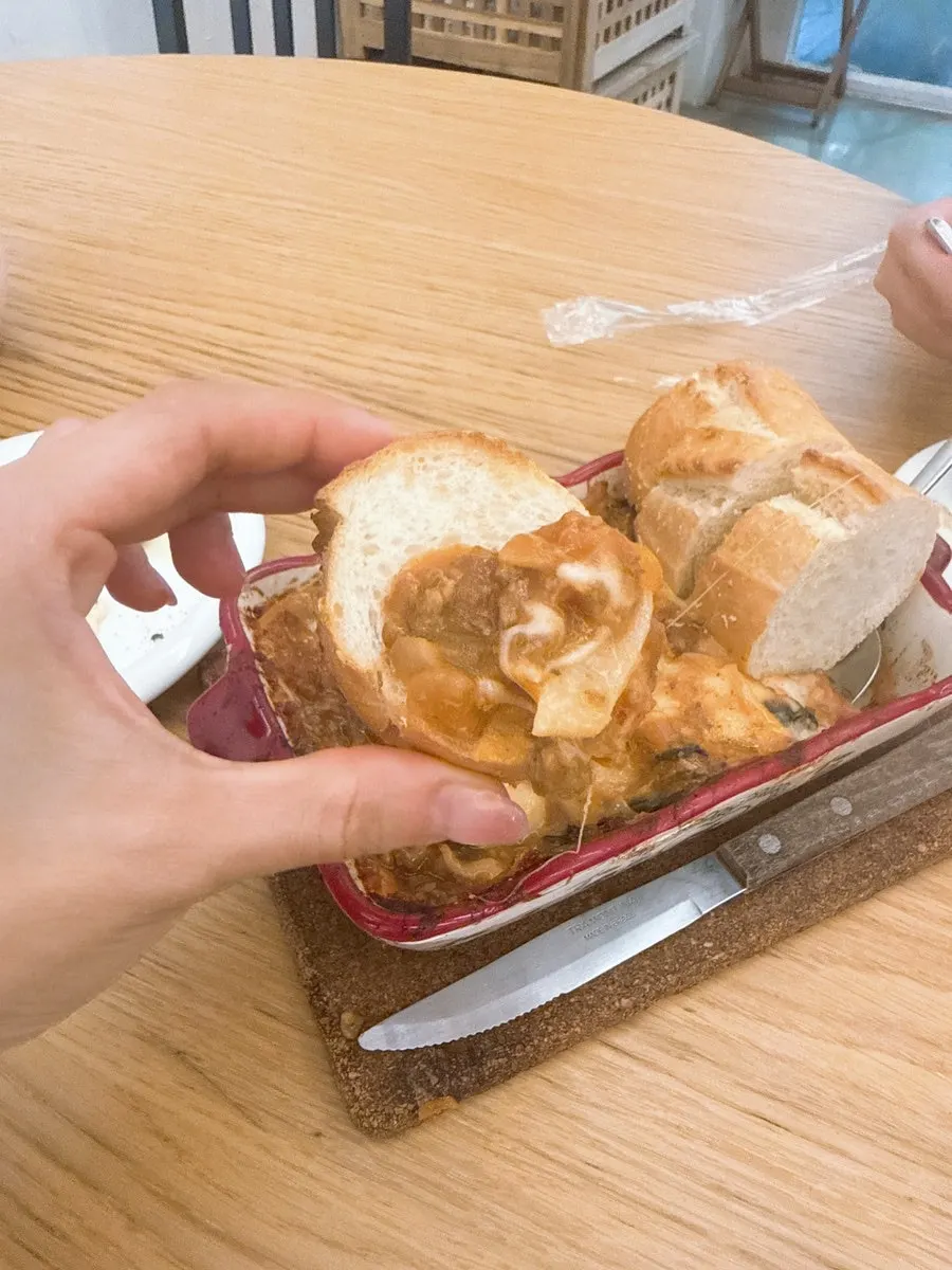 빵이 함께 나온 라자냐 접시