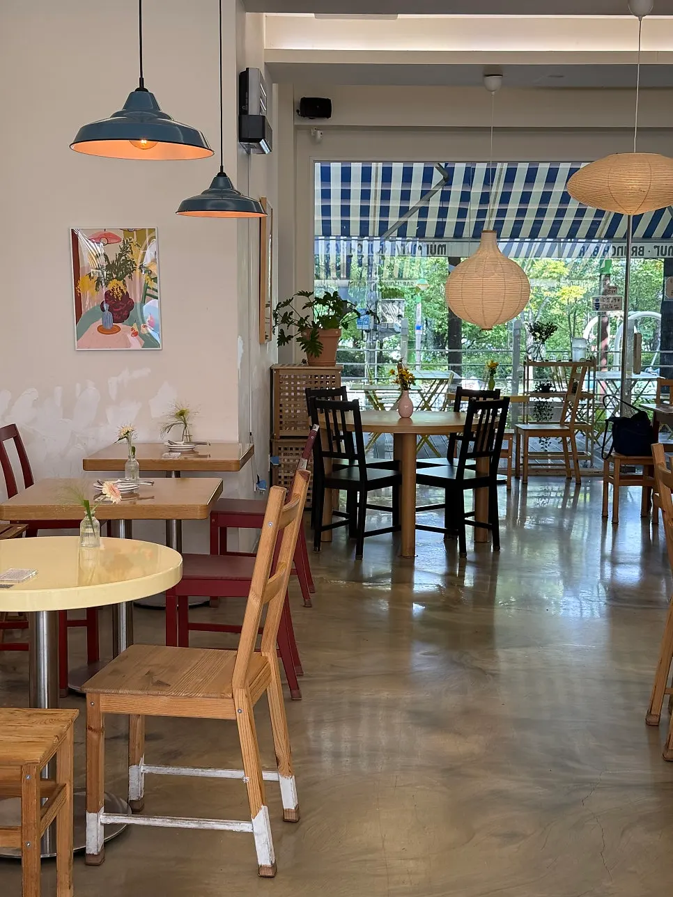 Brunch café seating with mismatched furniture