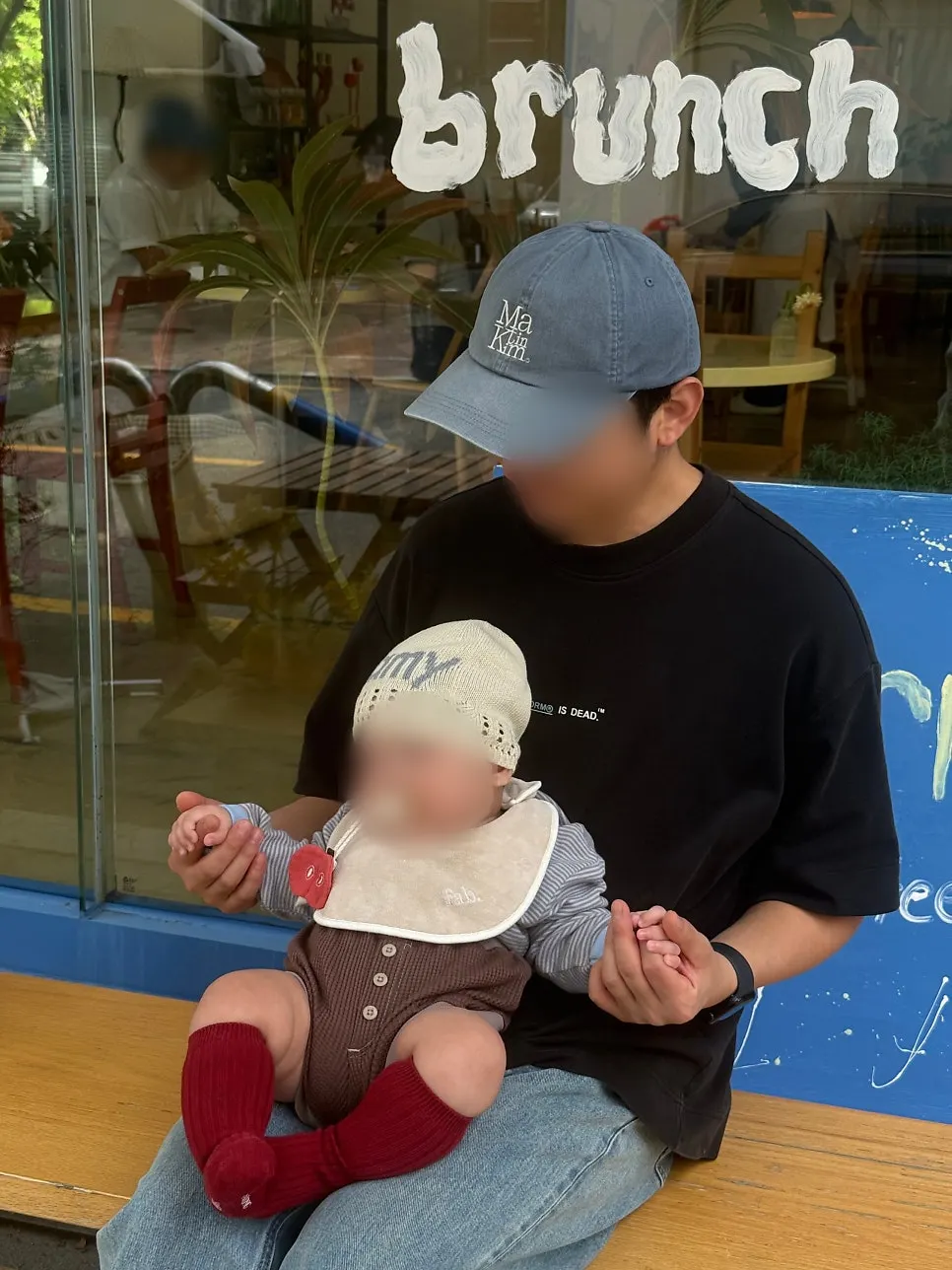 Stroller-friendly brunch seating and fresh orange juice at Meolmeol Pangyo