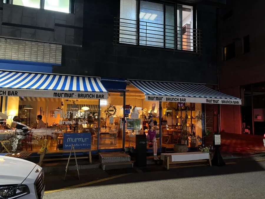 Exterior of Meolmeol Pangyo on the Baekhyeon-dong café street