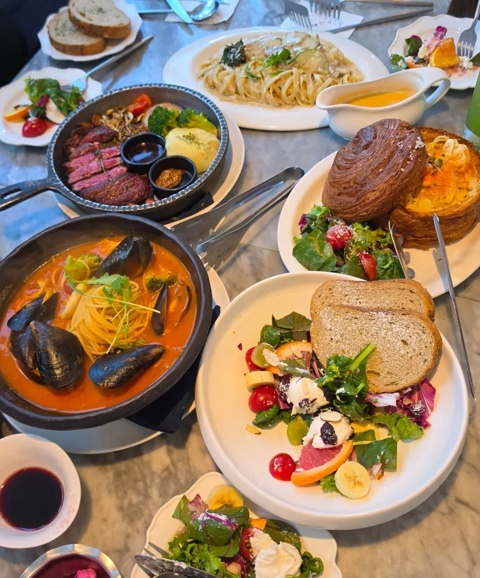 Table spread of the family's set and à la carte dishes