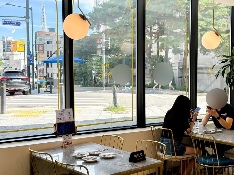 Brunch restaurant between Gireum Station and Mia Sageori Station